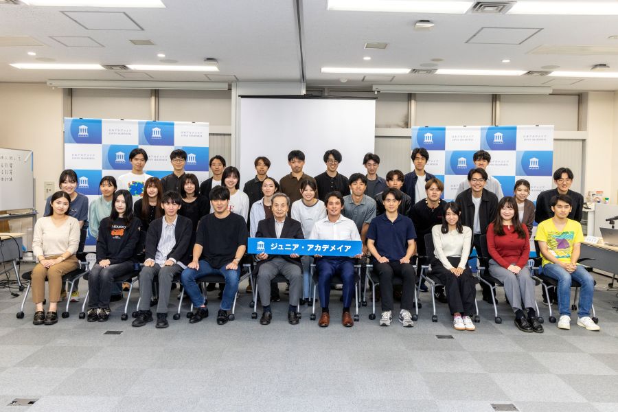 10月18日に行った第4回ゲストとの対話で撮影した、学生と今井様、曽根校長の集合写真