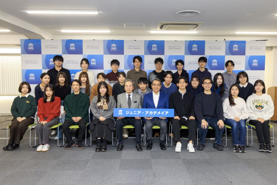 2025年11月15日に開催した第5回対話の越智氏・曽根校長・学生の集合写真