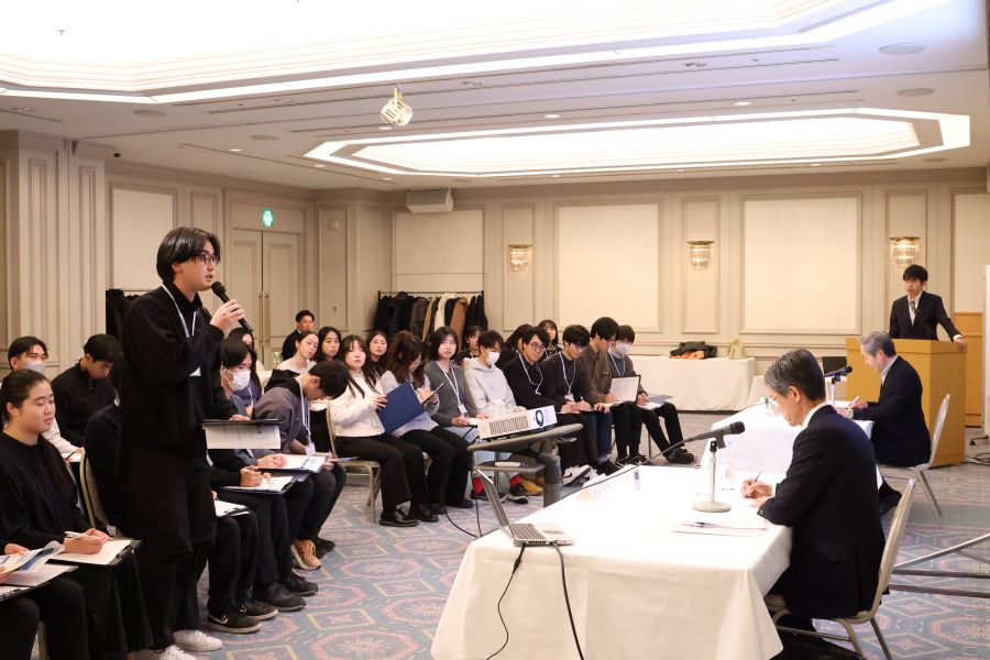 広瀬氏と意見交換を行う学生