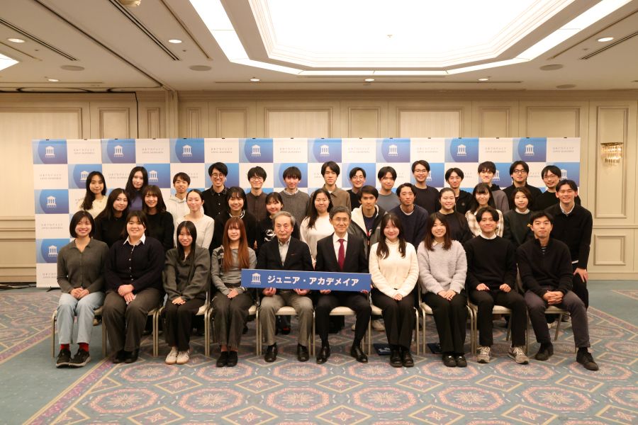 広瀬氏との対話終了後に、広瀬氏・曽根校長と学生で撮影した集合写真