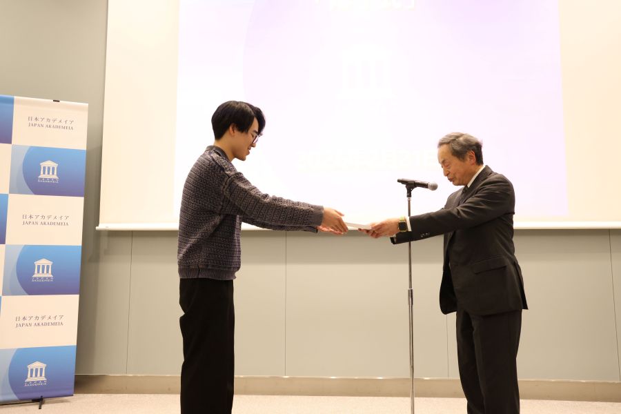 第10期ジュニア・アカデメイア修了式で曽根校長から修了証を受け取る学生