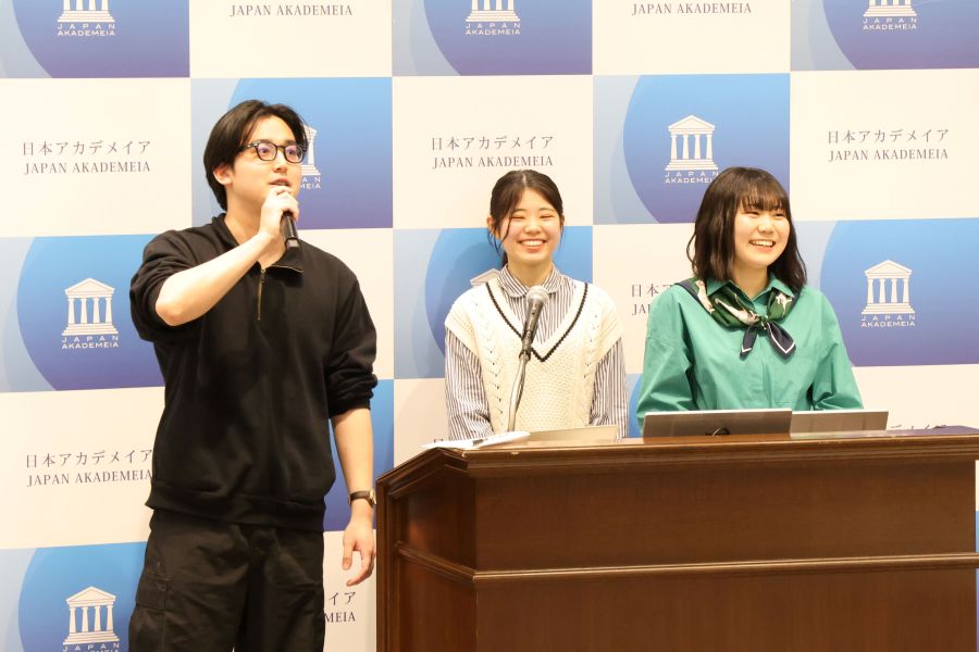 締めくくり提言発表会と併催した修了式で修了証を曽根校長から受け取る学生