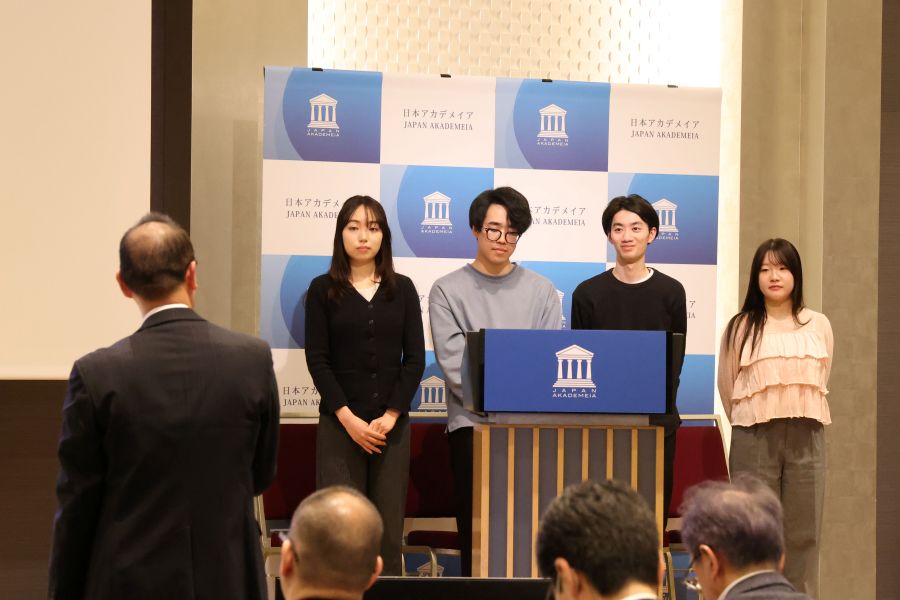 特別企画「直撃!若者は何を考えているのか」で参加者からの質問に答える学生