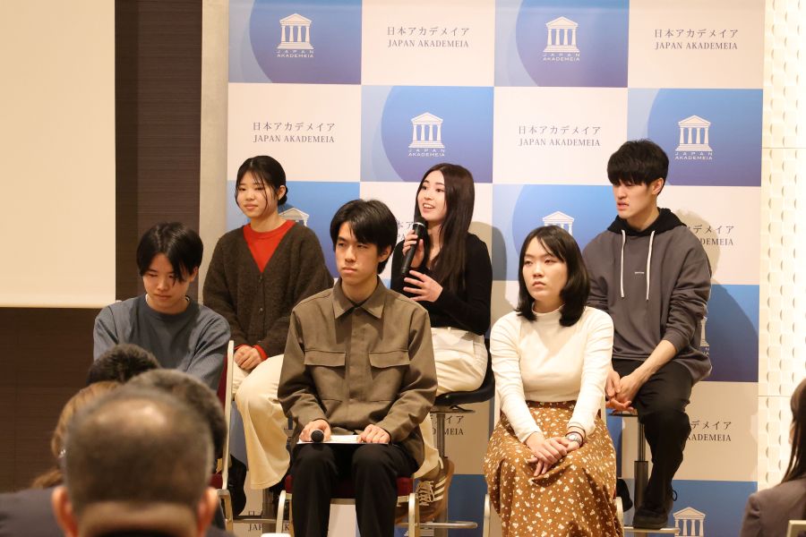 特別企画「直撃！若者は何を考えているのか」で参加者の質問に答える学生